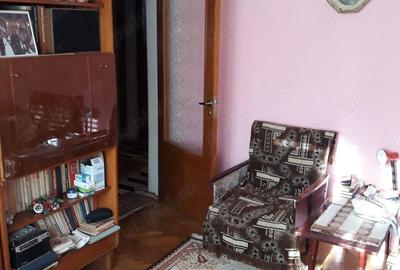 Vand ap.3 cam conf.1 decomandat.bloc de 4 etaje la etajul 4 - 5