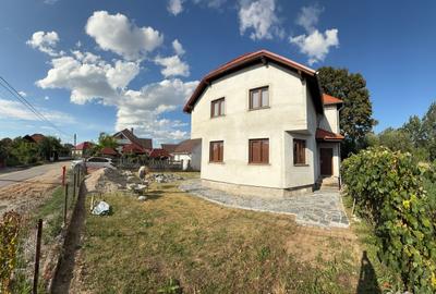 Casă individuală cu 4 camere cu Canalizare în Satulung
