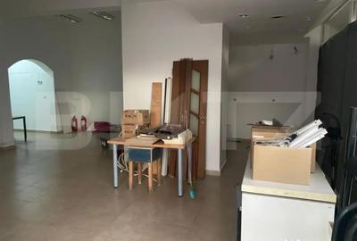 Spațiu comercial, de 76 mp, în Central - 3