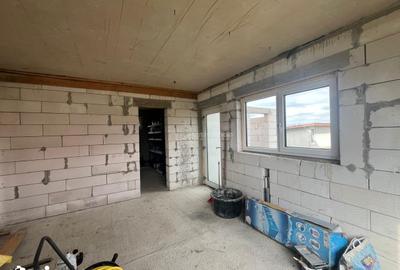 Casă cu 5 camere cu Teren 1414 Mp în Știuca - 3