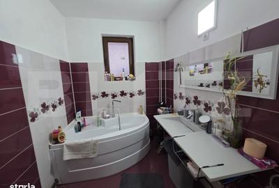 Casă cu 4 camere cu Teren 2700 Mp în Central - 9