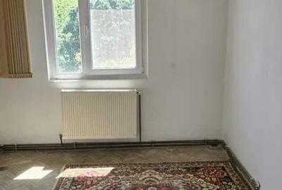Apartament cu 3 camere semidecomandat în Podu Roș - 1