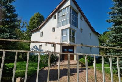 Casă cu 7 camere în Centrul Istoric