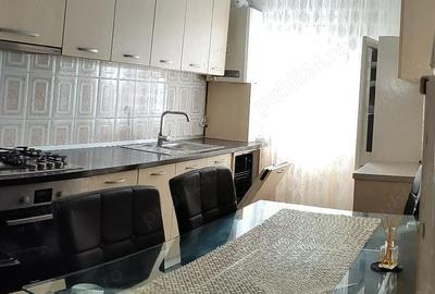 Apartament cu 3 camere semidecomandat în Central