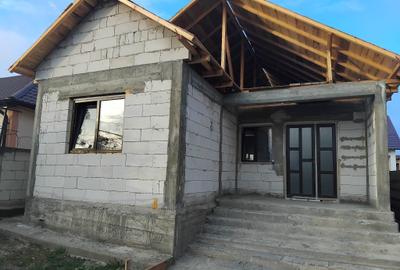 Casă individuală cu 3 camere cu Teren 200 Mp în Lumina