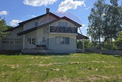 Casă cu 3 camere cu Teren 878 Mp în Central - 1