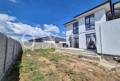 AX1030 Mosnita Noua, 1/2 Duplex Despartit Prin Camera Tehnica - 1