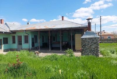 Casă cu 5 camere cu Teren 2100 Mp în Scorțaru Vechi - 1