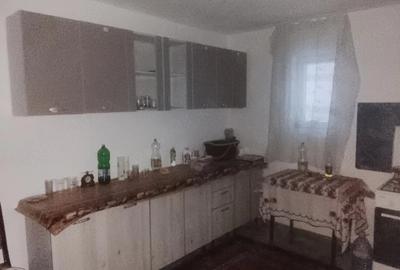 Casă cu 4 camere cu Teren 1100 Mp în Central - 1