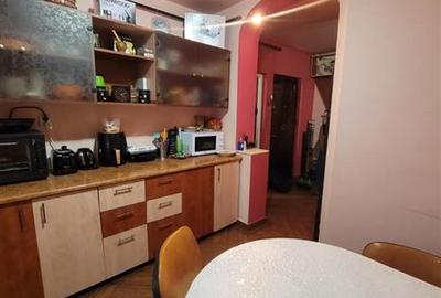 Apartament cu 3 camere decomandat, mobilat în Poarta 6 - 8