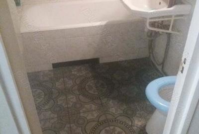 Apartament cu 3 camere decomandat în Tractorul - 3