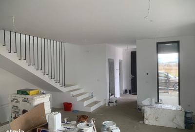 Casă cu 4 camere cu Teren 400 Mp în Micești