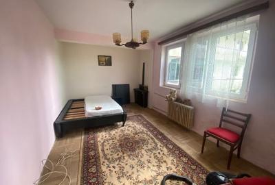 Apartament cu 3 camere semidecomandat în Democrației