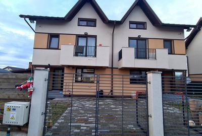 Duplex cu 8 camere cu Canalizare în Stupini - 1