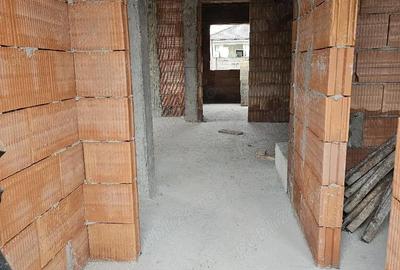 Casă cu 3 camere cu Teren 300 Mp în Moșnița Nouă