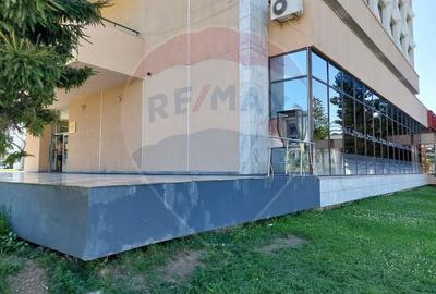 Spatiu comercial  de inchiriat in zona centrala a mun Onesti - 8