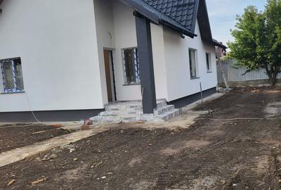 Casă cu 4 camere cu Teren 400 Mp în Central - 1