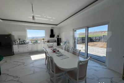 Casă cu 4 camere cu Canalizare în Central - 1