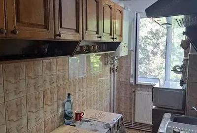 Apartament cu 3 camere semidecomandat în Dâmbu Pietros