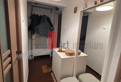 Apartament cu 3 camere semidecomandat în Prelungirea Ferentari