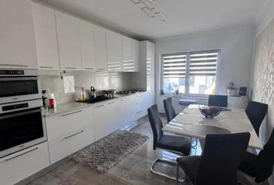 Casă cu 7 camere cu Teren 250 Mp în Rădăuți - 2