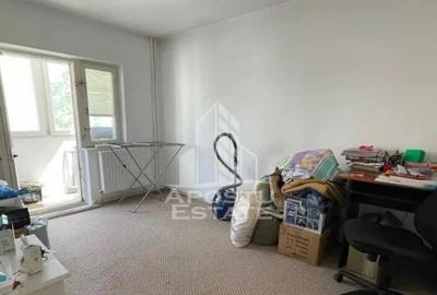 Apartament cu 3 camere semidecomandat, mobilat în Soarelui