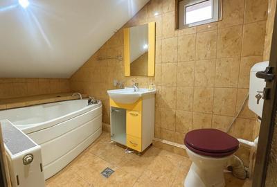 Casă cu 4 camere cu Canalizare în Casa de Cultură