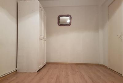 Apartament trei camere, nemobilat, etaj 2, CT, gresie, 9 Mai - 5