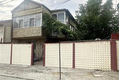 Casă individuală cu 10 camere cu Canalizare în Faleza Nord