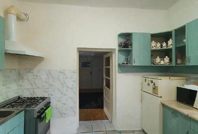 Casă cu 7 camere cu Teren 2500 Mp în Brateiu - 2