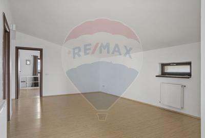 Casa luminoasa cu 7 camere si curte de 571 mp in zona de Nord, Gulia Casa luminoasa cu 7 camere si curte de 571 mp in zona de Nord, Gulia - 8