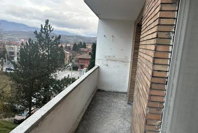 Apartament cu 2 camere semidecomandat în Petros