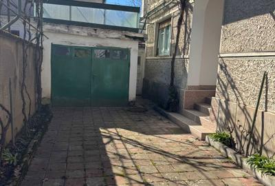 Casă cu 4 camere în Central - 2