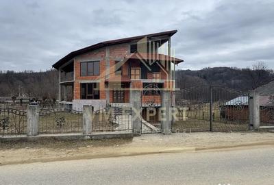 Casă cu 7 camere cu Teren 1654 Mp în Bughea de Jos - 2