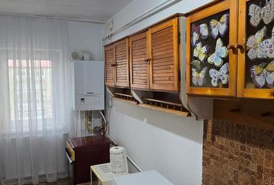 Apartament cu 2 camere zona scolii 11 - 6