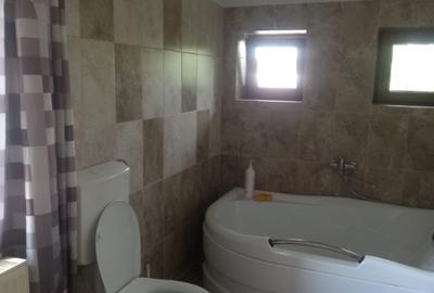 Casă cu 4 camere cu Teren 400 Mp în Central