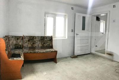 Casă cu 2 camere cu Teren 1724 Mp în Central - 2