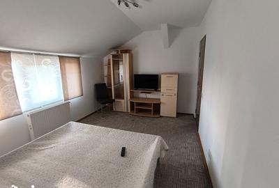 Apartament cu 3 camere decomandat în Est