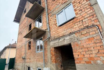 Apartament cu 3 camere decomandat în Tractorul - 1