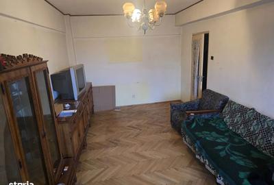 Apartament cu 3 camere decomandat în Calea București