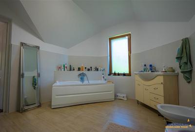 Casă cu 9 camere cu Teren 1750 Mp în Pestișu Mic - 11