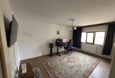 Apartament cu 3 camere decomandat în Piața Centrală