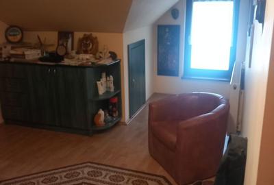 Casă cu 9 camere cu Teren 120 Mp în Central