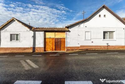 Casă cu 5 camere cu Teren 1620 Mp în Bârzava - 1