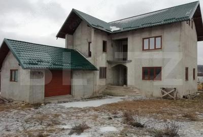 Casă cu 5 camere cu Teren 2500 Mp în Central - 1