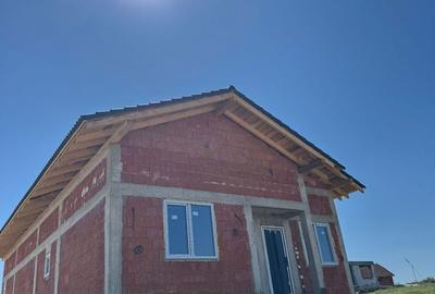 Casă cu 3 camere cu Teren 300 Mp în Sânmartin