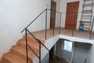 Casa parter+1 Razvad, la 7 km de Targovi?te (Dambovi?a), conectata la apa, gaz, curent - 8