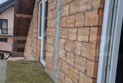 Casa la rosu de vanzare in Vulcan - Brasov - 1