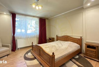 Casă cu 4 camere decomandat cu Teren 1036 Mp în Central