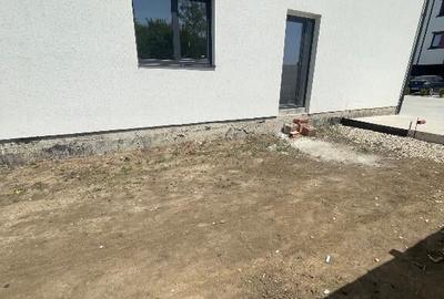 Apartament cu 2 camere decomandat + curte cadastrata - 1